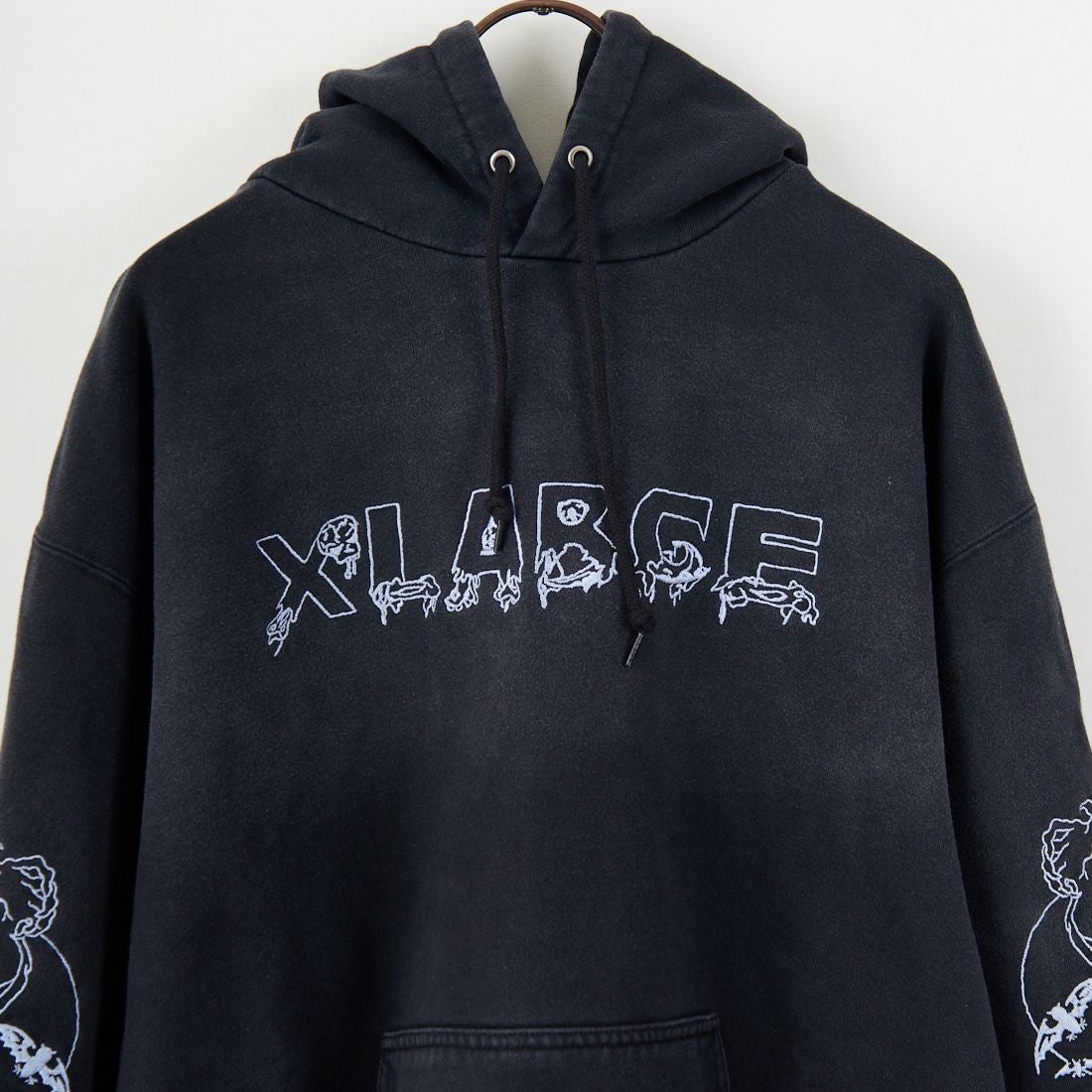 XLARGE [エクストララージ] クリーピーマンション フーデッドスウェット [101254012005] BLACK