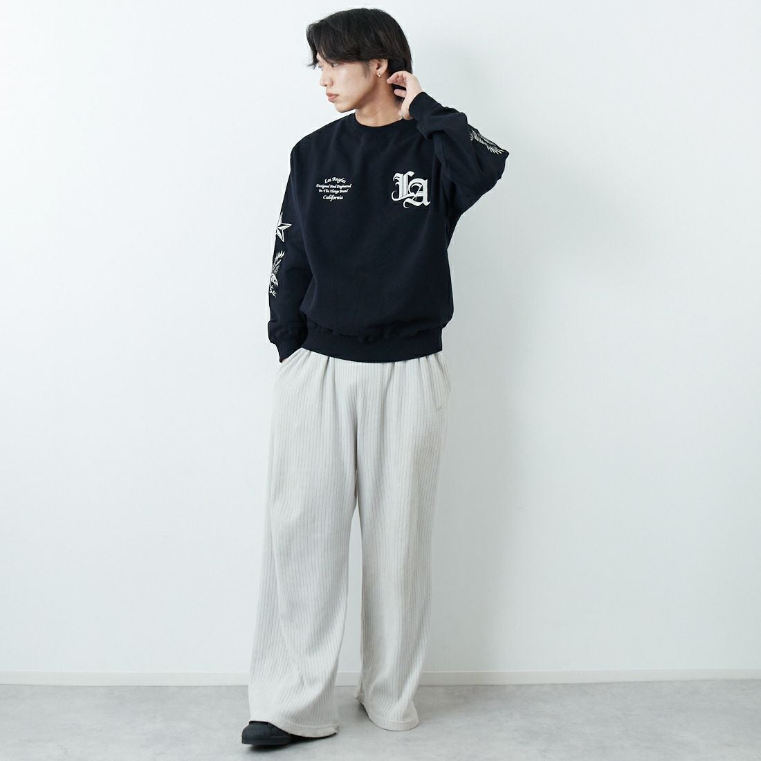 XLARGE [エクストララージ] バーシティクルーネックスウェット [101254012003] BLACK &&モデル身長：179cm 着用サイズ：L&&