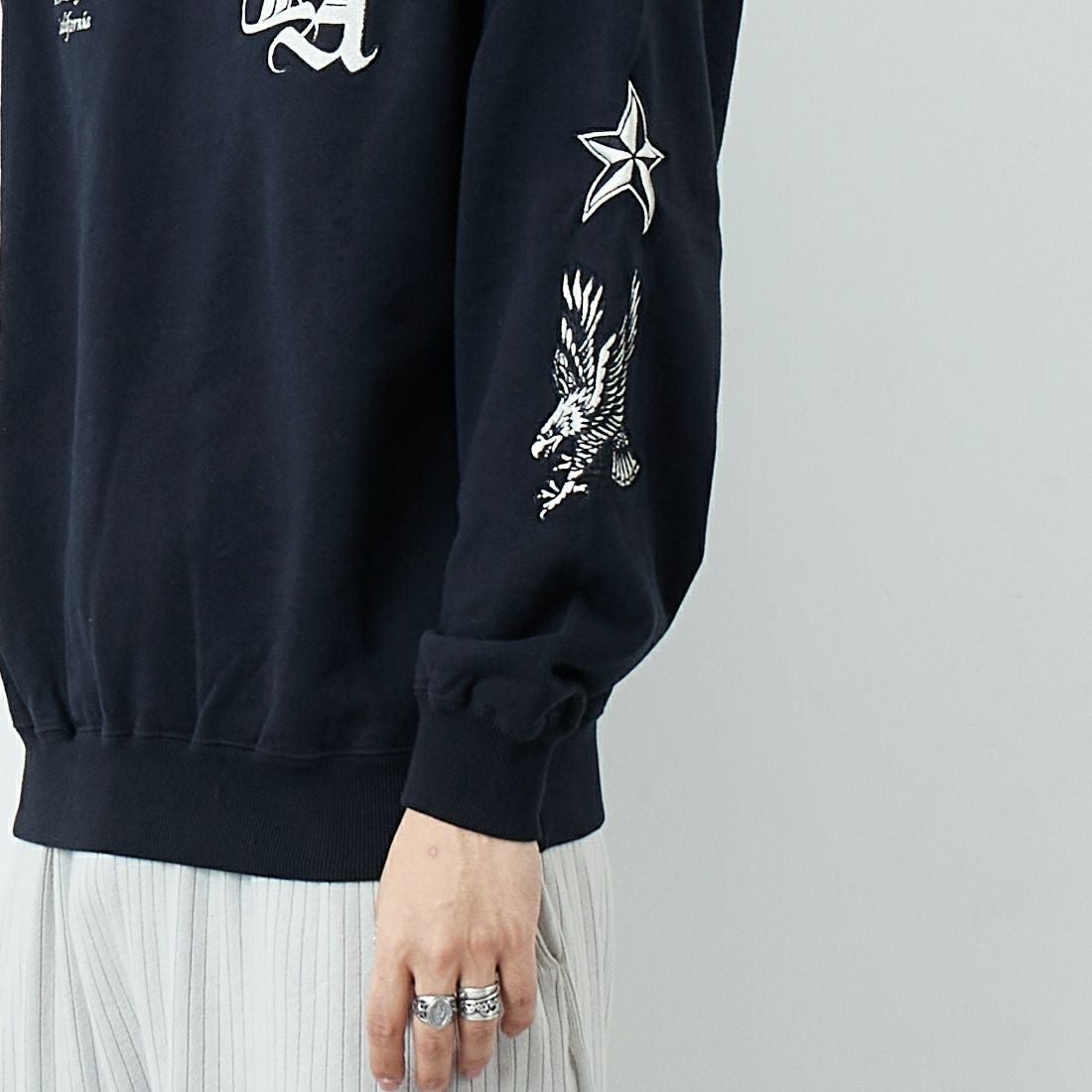 XLARGE [エクストララージ] バーシティクルーネックスウェット [101254012003] BLACK &&モデル身長：179cm 着用サイズ：L&&