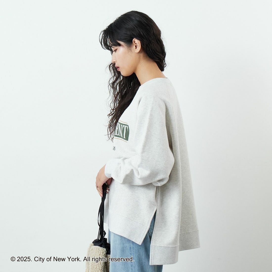 NYC × GOOD ROCK SPEED [エヌワイシー × グッドロックスピード] NYC クルーネックスウェット [25NYC211W] ASH &&モデル身長：162cm 着用サイズ：F&&