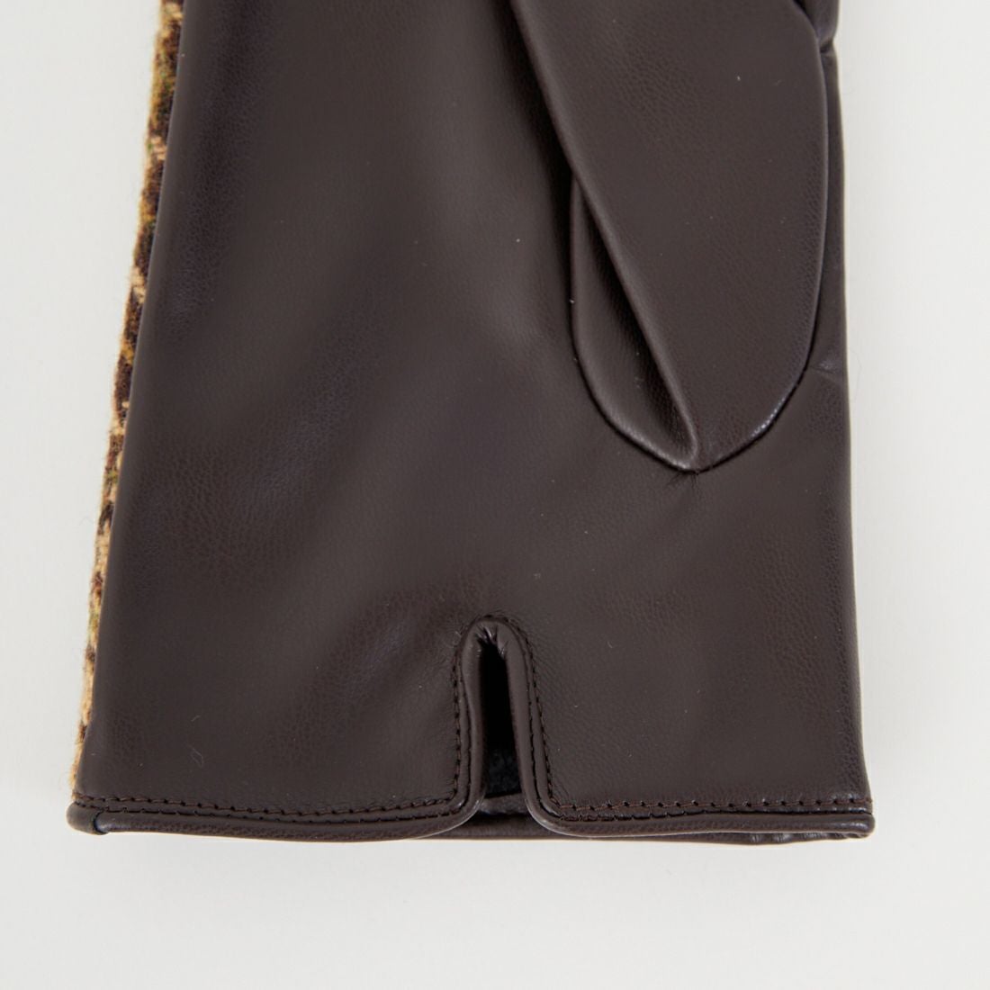 Casselini [キャセリーニ] モチーフ刺繍手袋 [252-112202] ﾌﾞﾗｳﾝ