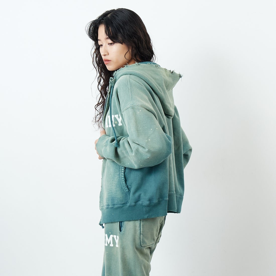 BOW WOW [バウワウ] アーミーエイジドジップフーディ [BW252-AZH] AGED GREEN &&モデル身長：162cm 着用サイズ：S&&