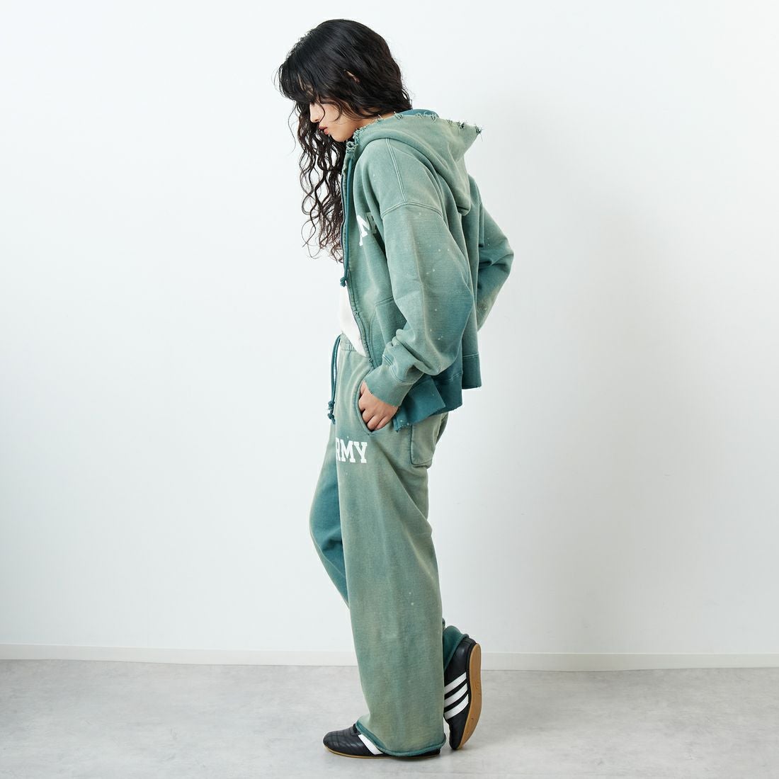 BOW WOW [バウワウ] アーミーエイジドジップフーディ [BW252-AZH] AGED GREEN &&モデル身長：162cm 着用サイズ：S&&