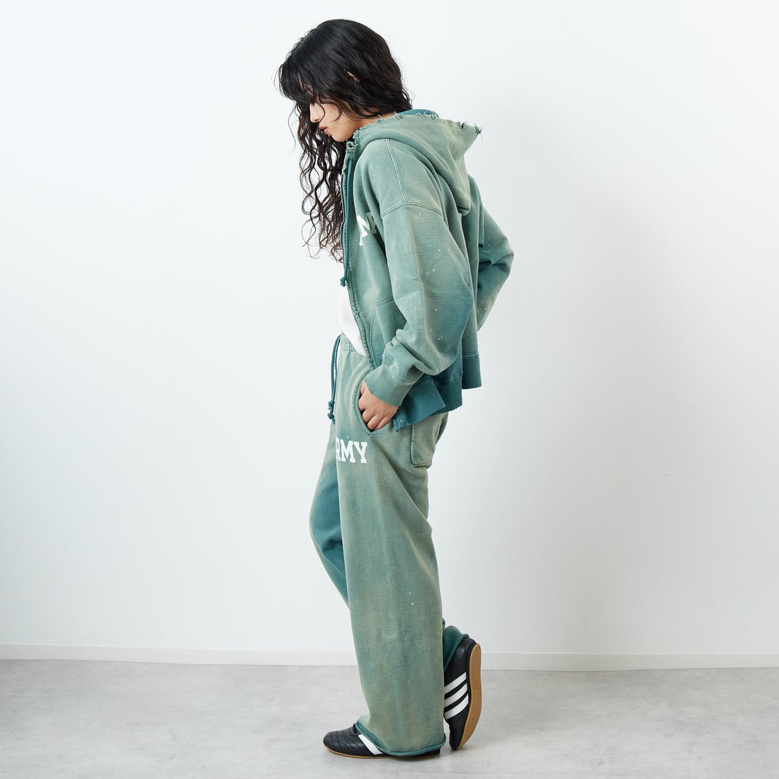 BOW WOW [バウワウ] アーミーエイジドジップフーディ [BW252-AZH] AGED GREEN &&モデル身長：162cm 着用サイズ：S&&