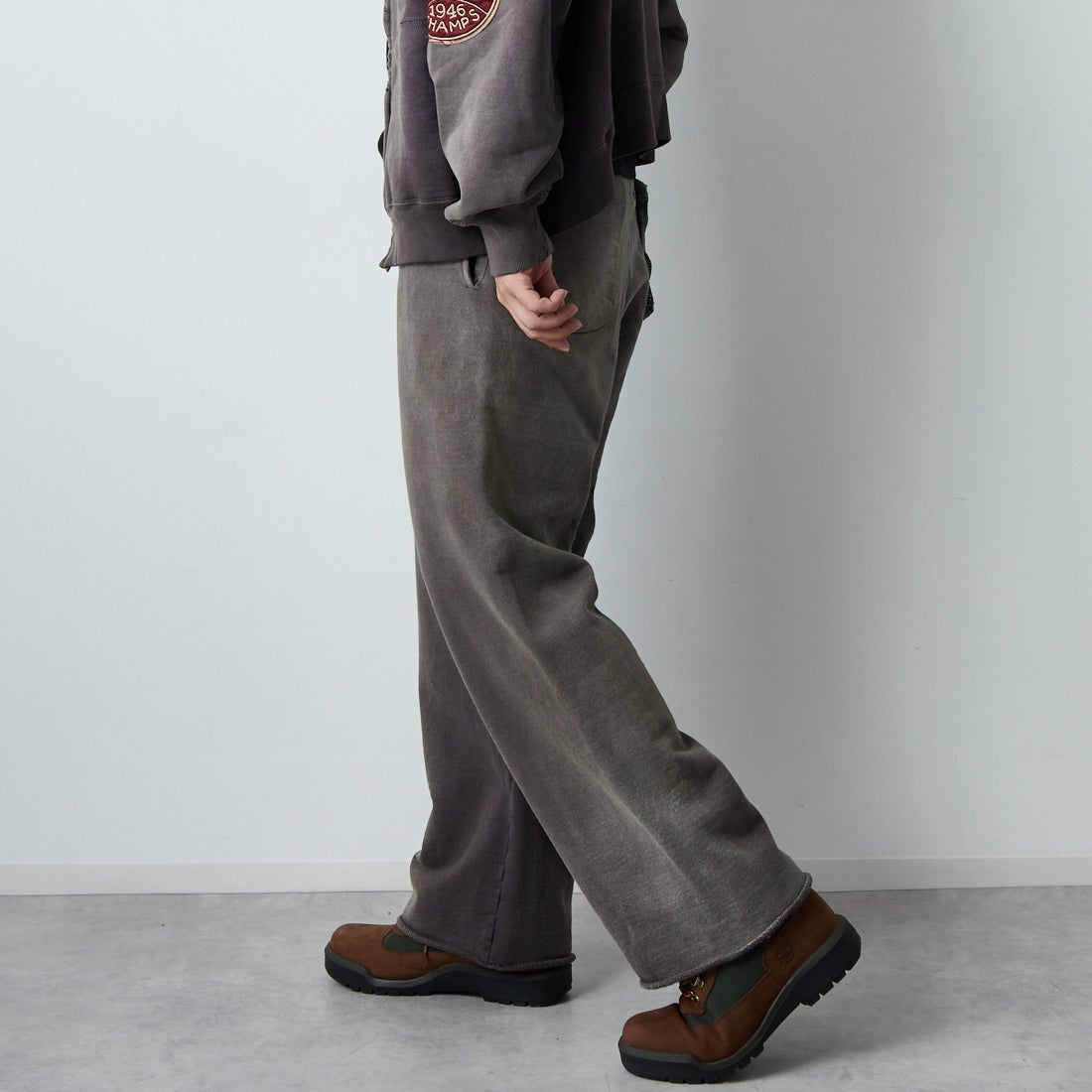 BOW WOW [バウワウ] ダーティースウェットパンツ [BW252-DSP] AGED BROWN &&モデル身長：179cm 着用サイズ：L&&