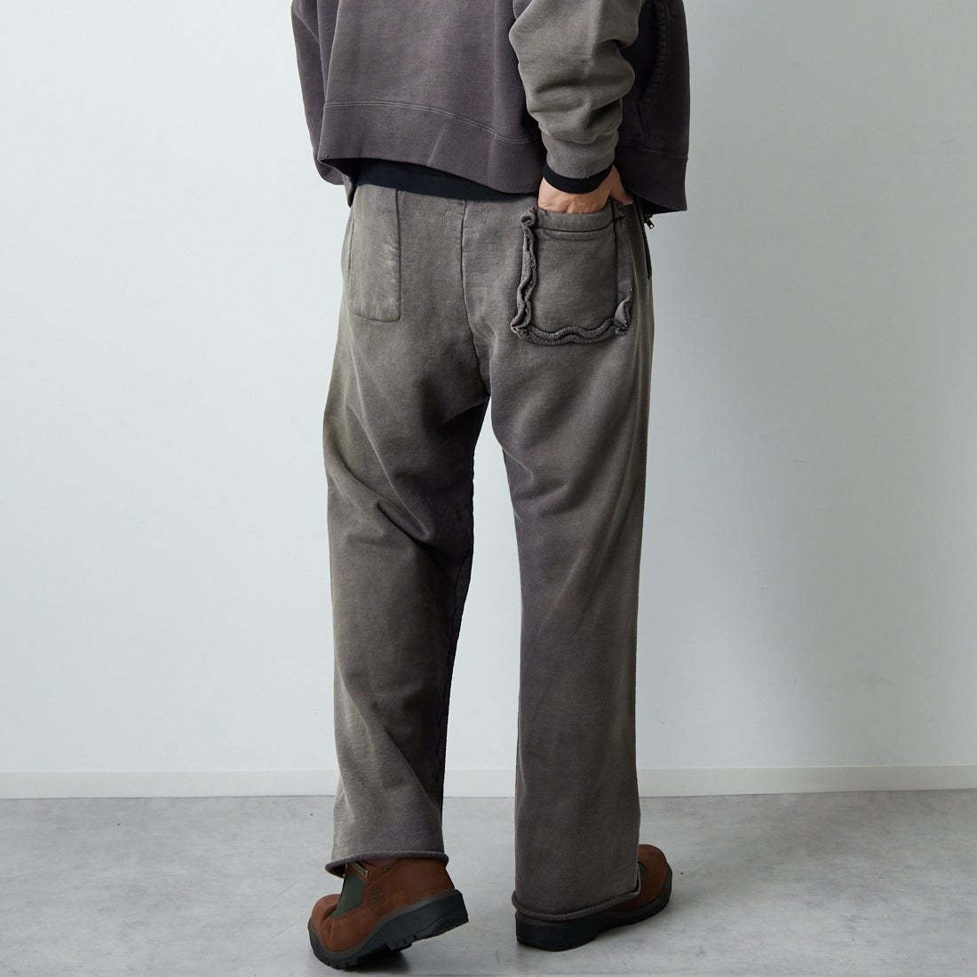 BOW WOW [バウワウ] ダーティースウェットパンツ [BW252-DSP] AGED BROWN &&モデル身長：179cm 着用サイズ：L&&