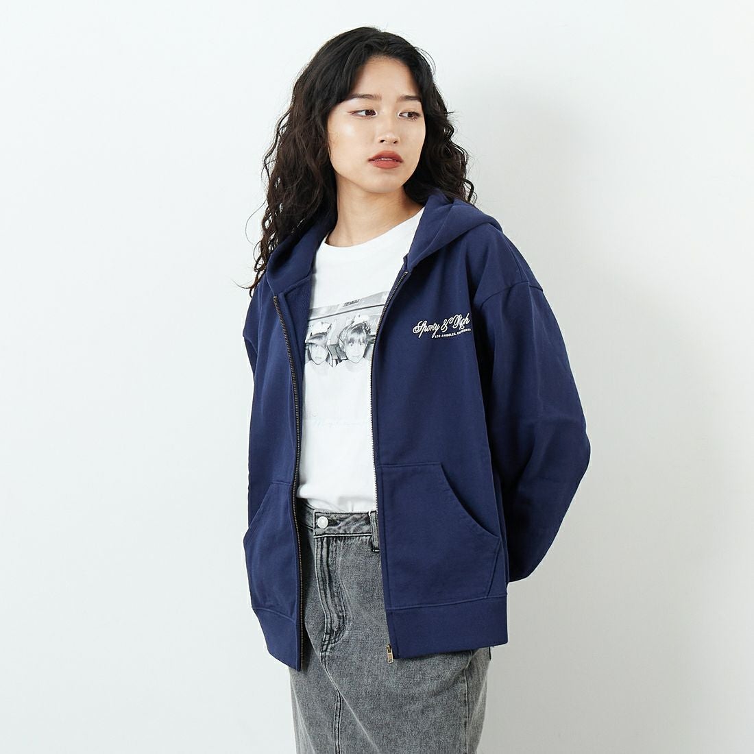 Sporty&Rich [スポーティアンドリッチ] インターナショナルジップフーディ [ST08865264] D.NAVY &&モデル身長：162cm 着用サイズ：S&&