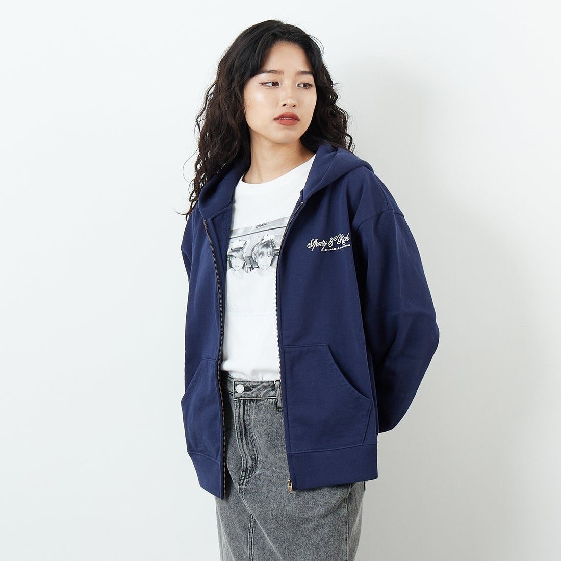 Sporty&Rich [スポーティアンドリッチ] インターナショナルジップフーディ [ST08865264] D.NAVY &&モデル身長：162cm 着用サイズ：S&&