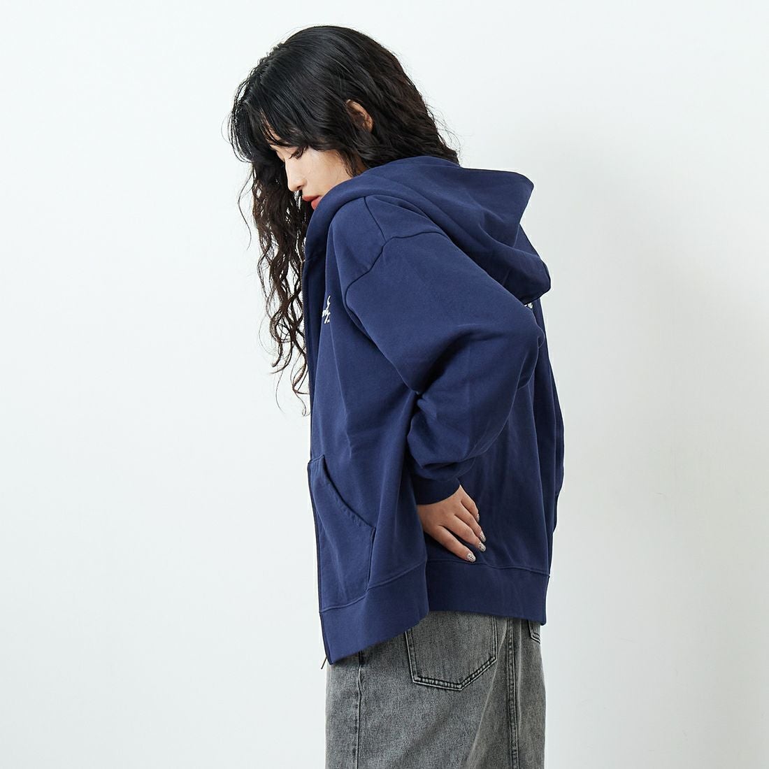 Sporty&Rich [スポーティアンドリッチ] インターナショナルジップフーディ [ST08865264] D.NAVY &&モデル身長：162cm 着用サイズ：S&&