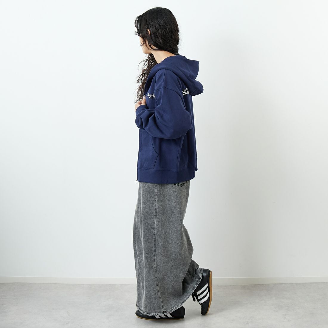 Sporty&Rich [スポーティアンドリッチ] インターナショナルジップフーディ [ST08865264] D.NAVY &&モデル身長：162cm 着用サイズ：S&&