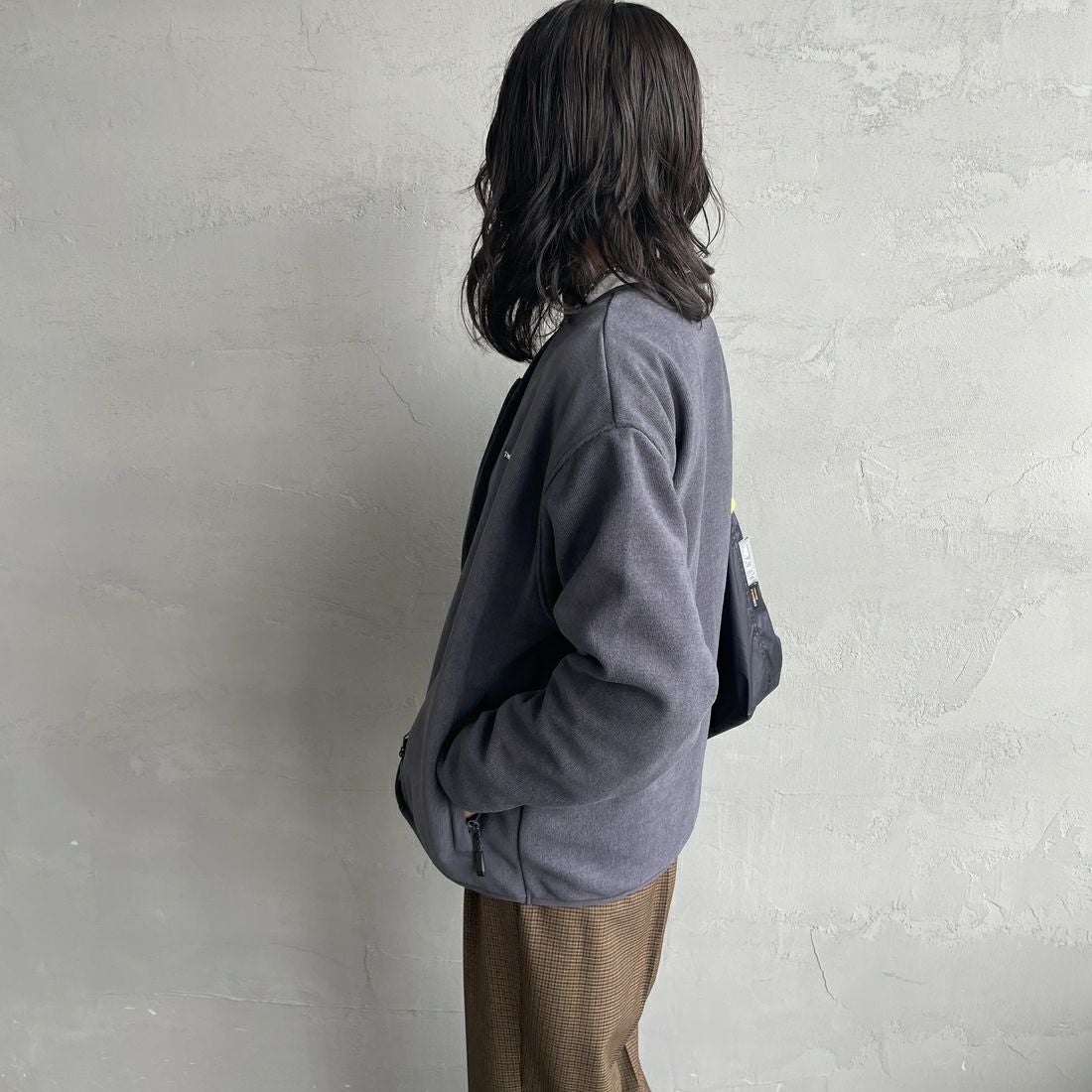 THOUSAND MILE [サウザンド マイル] ニットフリースジップカーディガン [TM252KF00160] 19 CHARCOA &&モデル身長：160cm 着用サイズ：XS&&