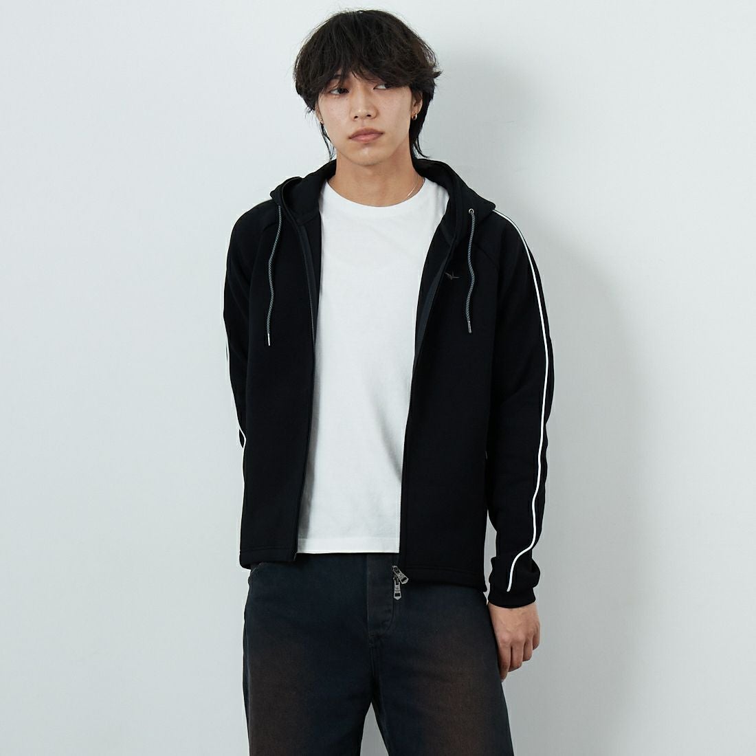 1PIU1UGUALE3 RELAX [ウノ ピゥ ウノ ウグァーレ トレ] パイピングスムースジップパーカー [USO-25114] SN90 BLACK &&モデル身長：179cm 着用サイズ：M&&