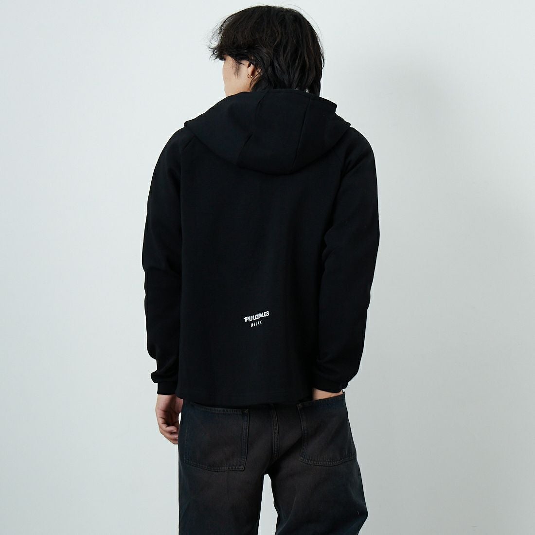 1PIU1UGUALE3 RELAX [ウノ ピゥ ウノ ウグァーレ トレ] パイピングスムースジップパーカー [USO-25114] SN90 BLACK &&モデル身長：179cm 着用サイズ：M&&