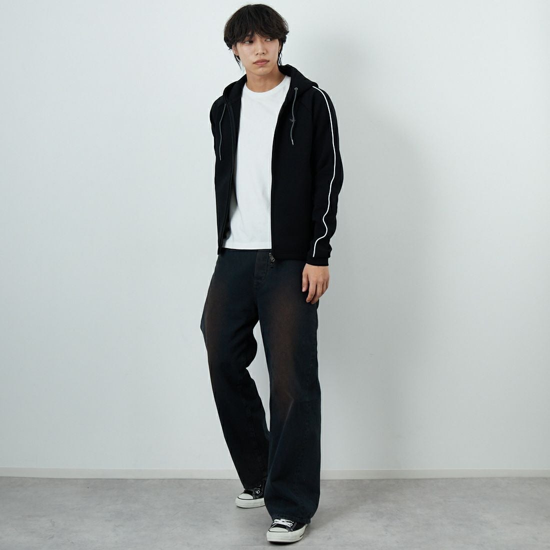 1PIU1UGUALE3 RELAX [ウノ ピゥ ウノ ウグァーレ トレ] パイピングスムースジップパーカー [USO-25114] SN90 BLACK &&モデル身長：179cm 着用サイズ：M&&