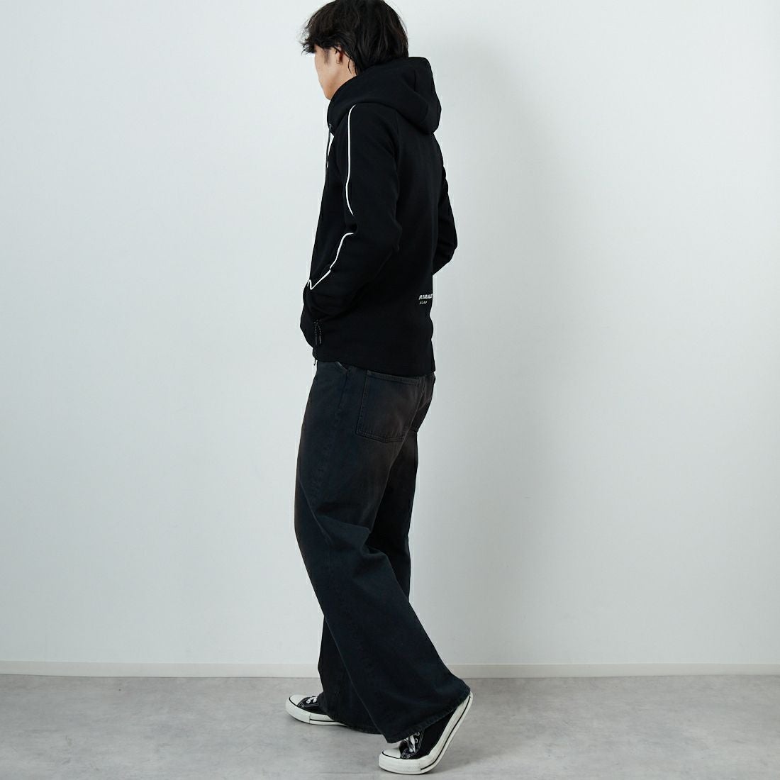 1PIU1UGUALE3 RELAX [ウノ ピゥ ウノ ウグァーレ トレ] パイピングスムースジップパーカー [USO-25114] SN90 BLACK &&モデル身長：179cm 着用サイズ：M&&