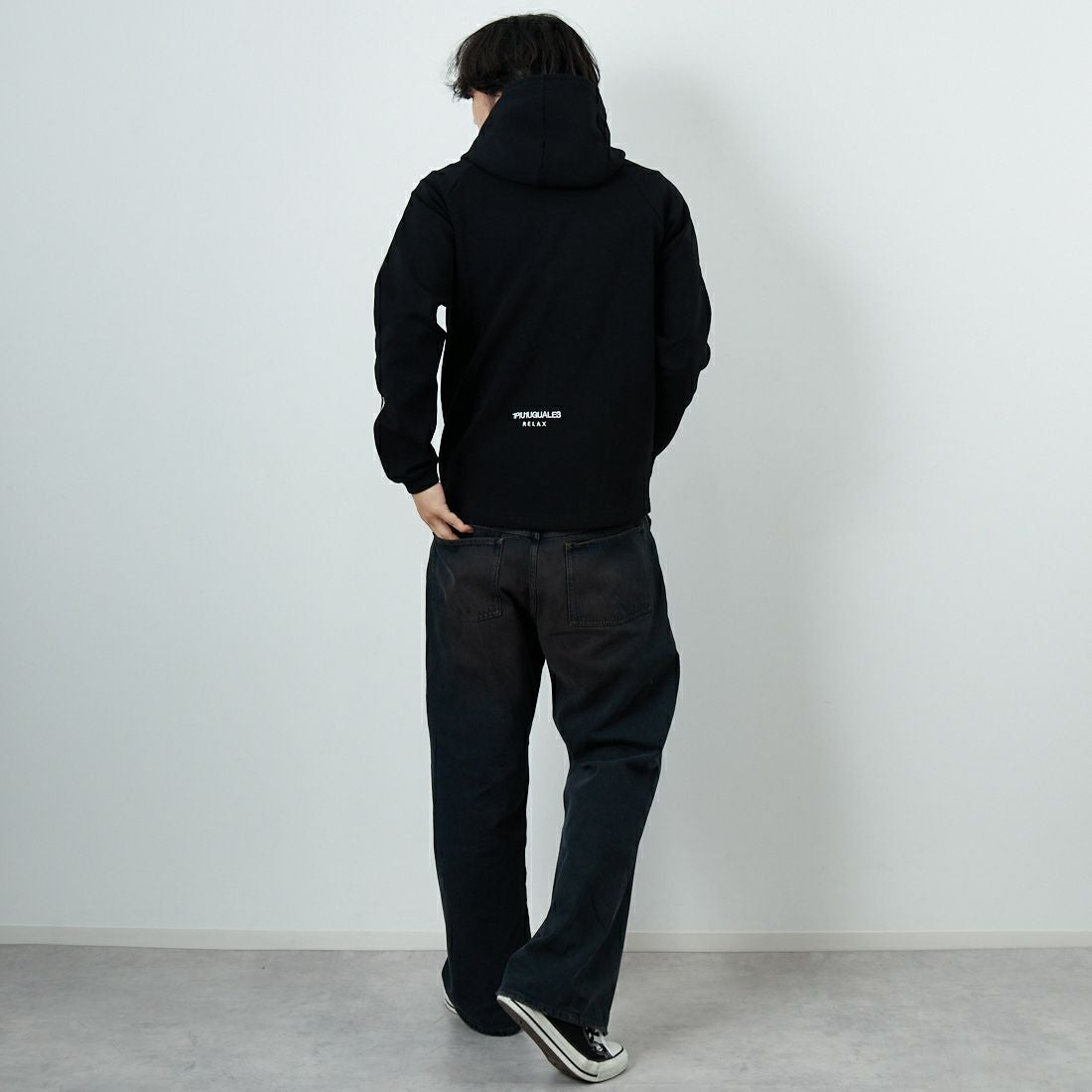 1PIU1UGUALE3 RELAX [ウノ ピゥ ウノ ウグァーレ トレ] パイピングスムースジップパーカー [USO-25114] SN90 BLACK &&モデル身長：179cm 着用サイズ：M&&