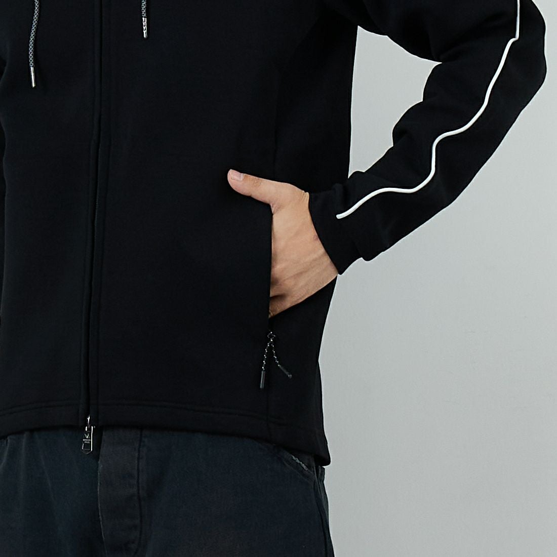 1PIU1UGUALE3 RELAX [ウノ ピゥ ウノ ウグァーレ トレ] パイピングスムースジップパーカー [USO-25114] SN90 BLACK &&モデル身長：179cm 着用サイズ：M&&