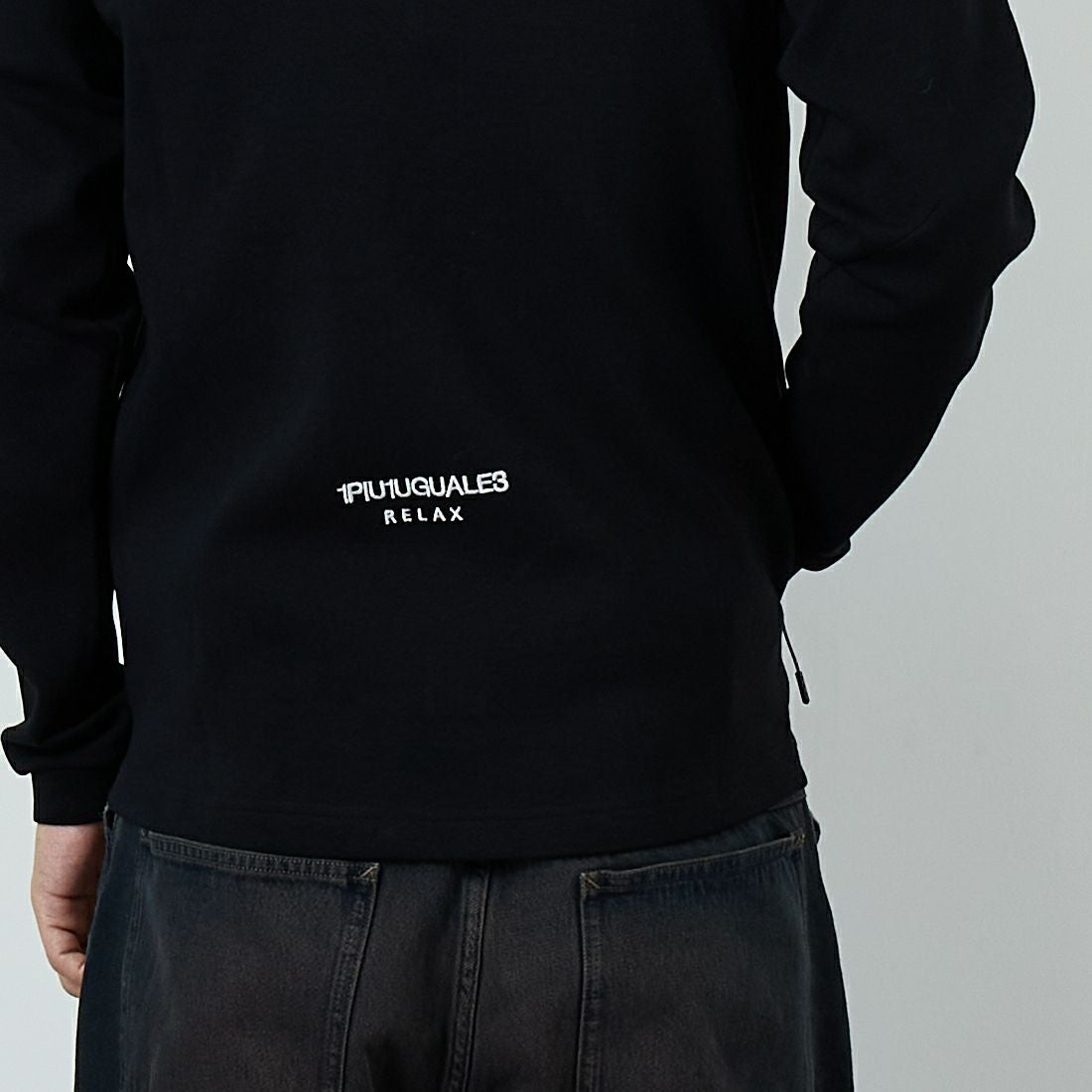 1PIU1UGUALE3 RELAX [ウノ ピゥ ウノ ウグァーレ トレ] パイピングスムースジップパーカー [USO-25114] SN90 BLACK &&モデル身長：179cm 着用サイズ：M&&
