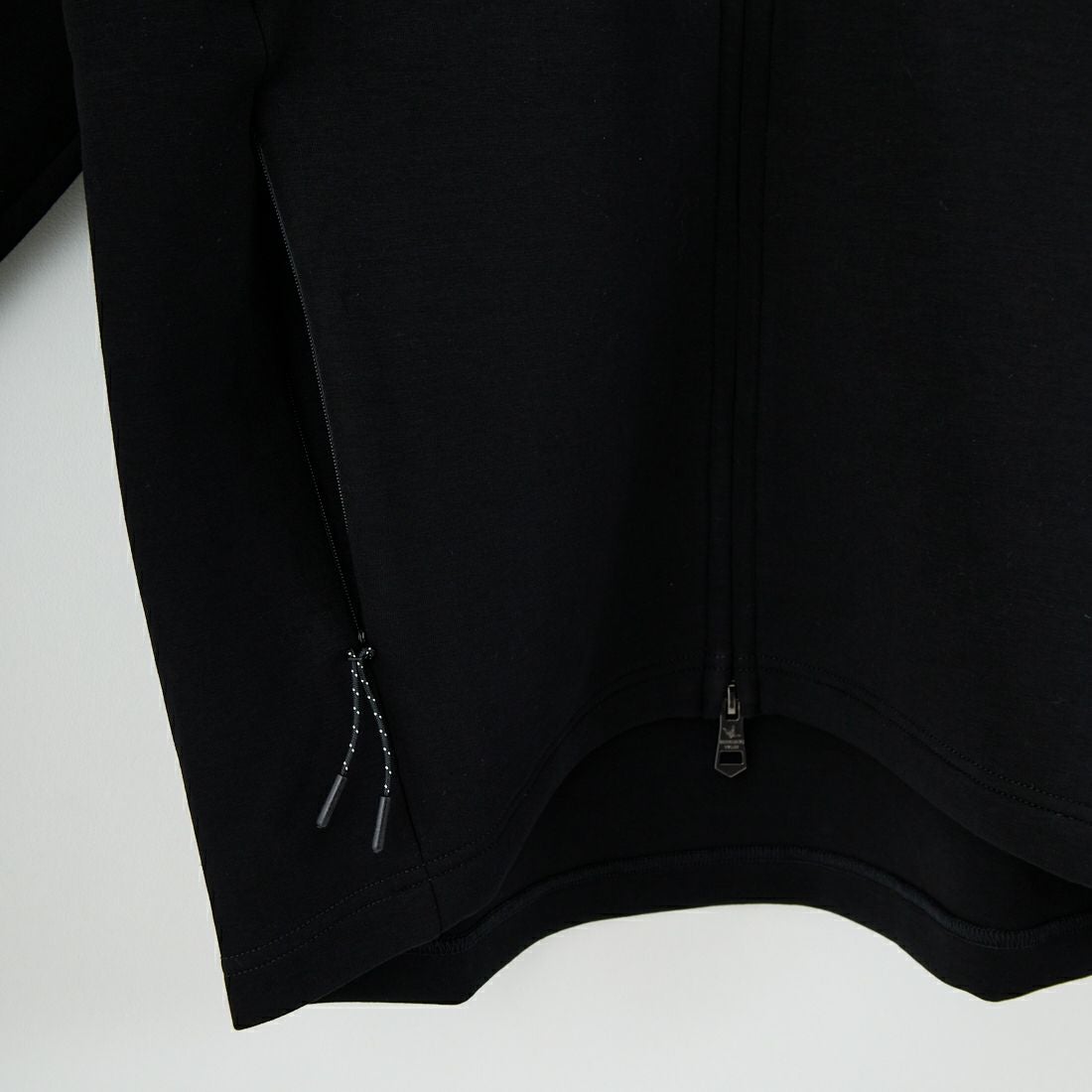 1PIU1UGUALE3 RELAX [ウノ ピゥ ウノ ウグァーレ トレ] パイピングスムースジップパーカー [USO-25114] SN90 BLACK