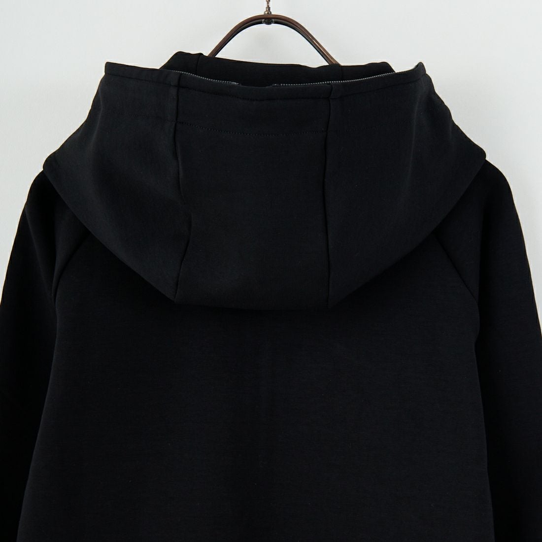 1PIU1UGUALE3 RELAX [ウノ ピゥ ウノ ウグァーレ トレ] パイピングスムースジップパーカー [USO-25114] SN90 BLACK