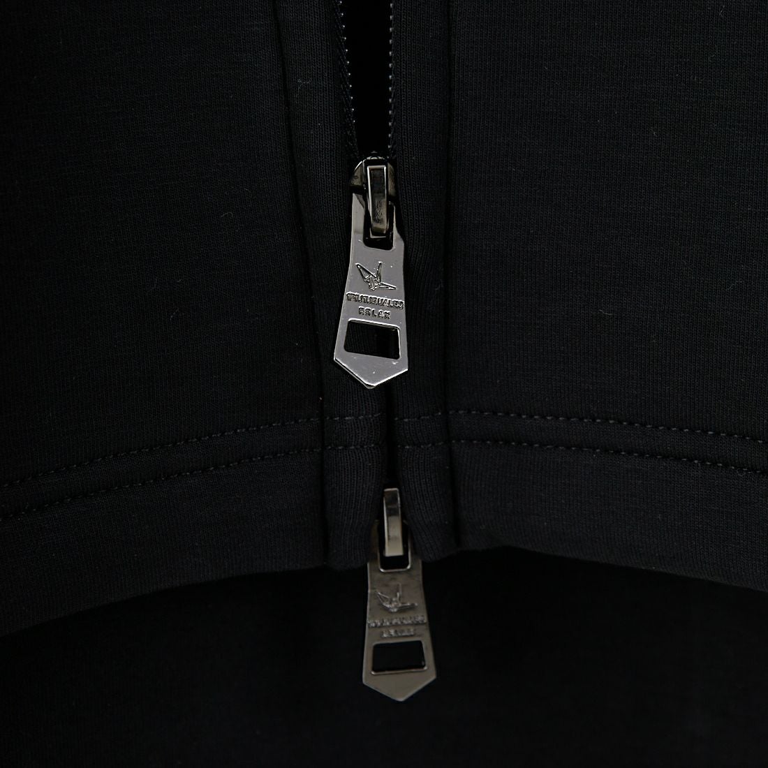 1PIU1UGUALE3 RELAX [ウノ ピゥ ウノ ウグァーレ トレ] パイピングスムースジップパーカー [USO-25114] SN90 BLACK