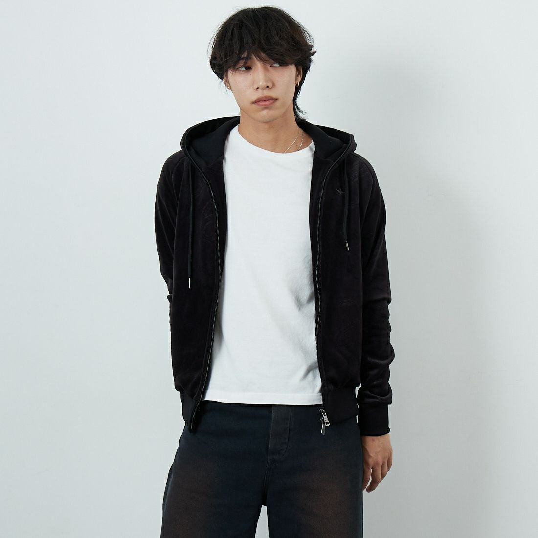 1PIU1UGUALE3 RELAX [ウノ ピゥ ウノ ウグァーレ トレ] ペイズリーベロアジップパーカー [USO-25098] SN90 BLACK &&モデル身長：179cm 着用サイズ：M&&