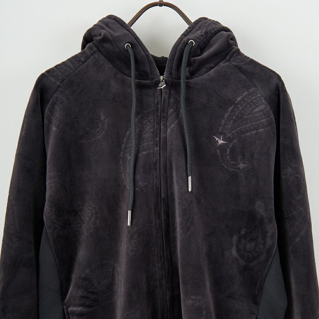 1PIU1UGUALE3 RELAX [ウノ ピゥ ウノ ウグァーレ トレ] ペイズリーベロアジップパーカー [USO-25098] SN90 BLACK