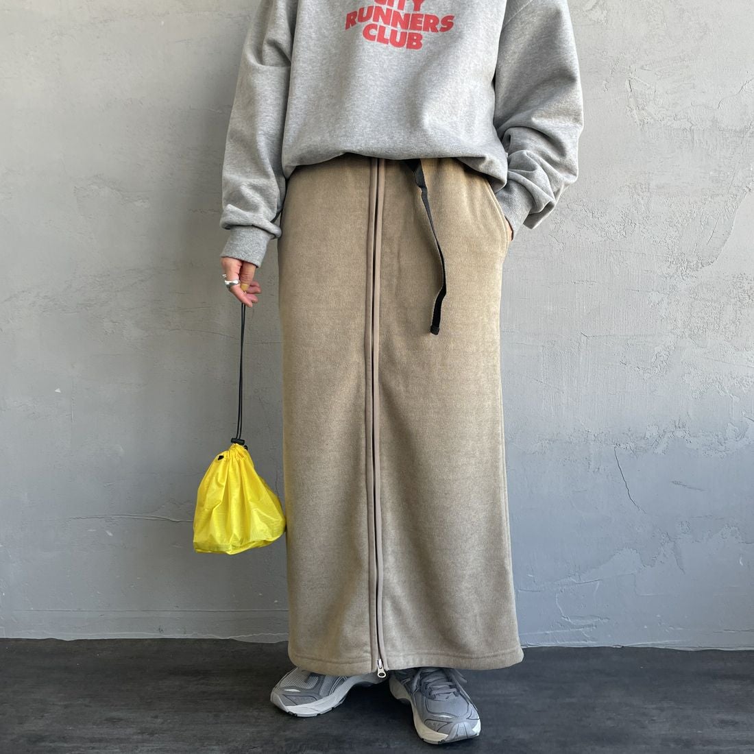 THOUSAND MILE [サウザンド マイル] ニットフリース フロントジップスカート [TM252KF00202] 23 SAND BE &&モデル身長：158cm 着用サイズ：F&&