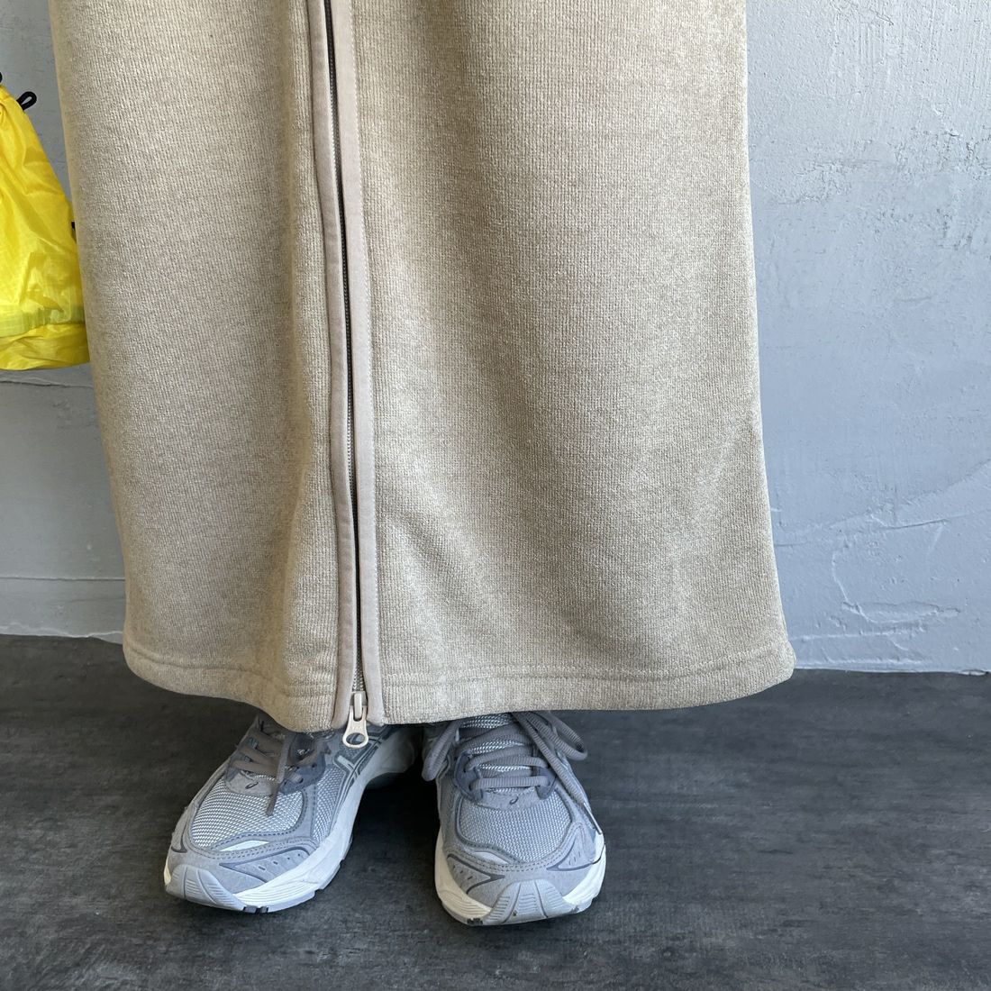 THOUSAND MILE [サウザンド マイル] ニットフリース フロントジップスカート [TM252KF00202] 23 SAND BE &&モデル身長：158cm 着用サイズ：F&&