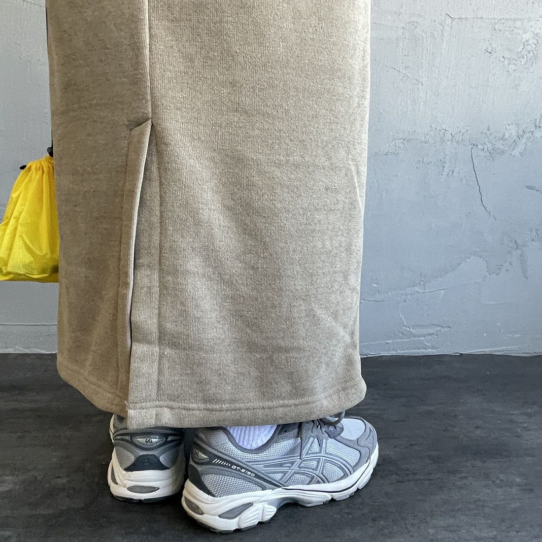 THOUSAND MILE [サウザンド マイル] ニットフリース フロントジップスカート [TM252KF00202] 23 SAND BE &&モデル身長：158cm 着用サイズ：F&&