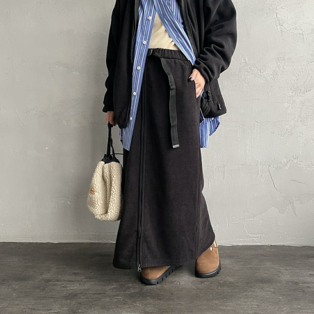 THOUSAND MILE [サウザンド マイル] ニットフリース フロントジップスカート [TM252KF00202] 09 BLACK &&モデル身長：150cm 着用サイズ：F&&