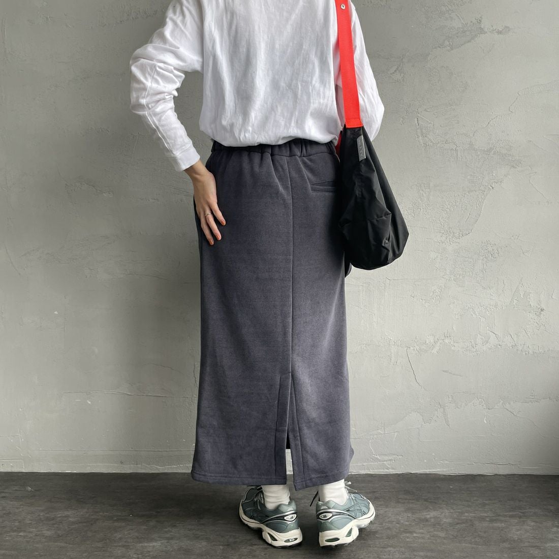 THOUSAND MILE [サウザンド マイル] ニットフリース フロントジップスカート [TM252KF00202] 19 CHARCOA &&モデル身長：160cm 着用サイズ：F&&