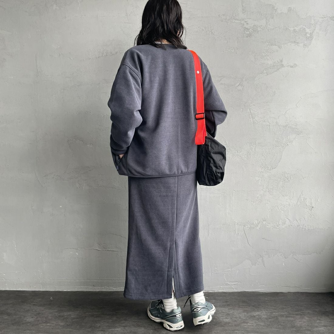 THOUSAND MILE [サウザンド マイル] ニットフリース フロントジップスカート [TM252KF00202] 19 CHARCOA &&モデル身長：160cm 着用サイズ：F&&