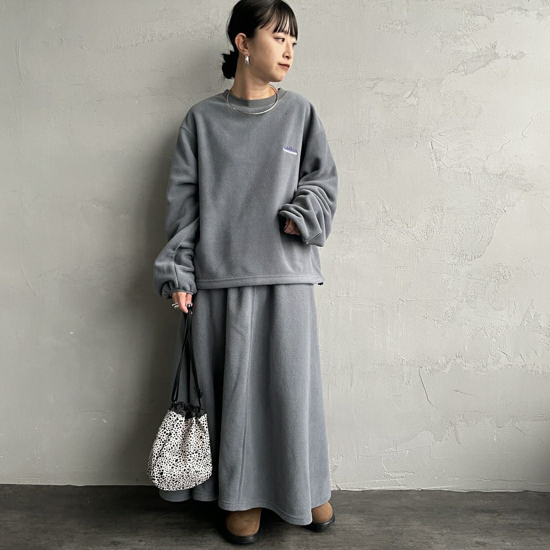 THOUSAND MILE [サウザンド マイル] クルーネックロングスリーブTシャツ&スカートセット [TM252FL00432] 15 CHARCOA &&モデル身長：150cm 着用サイズ：F&&