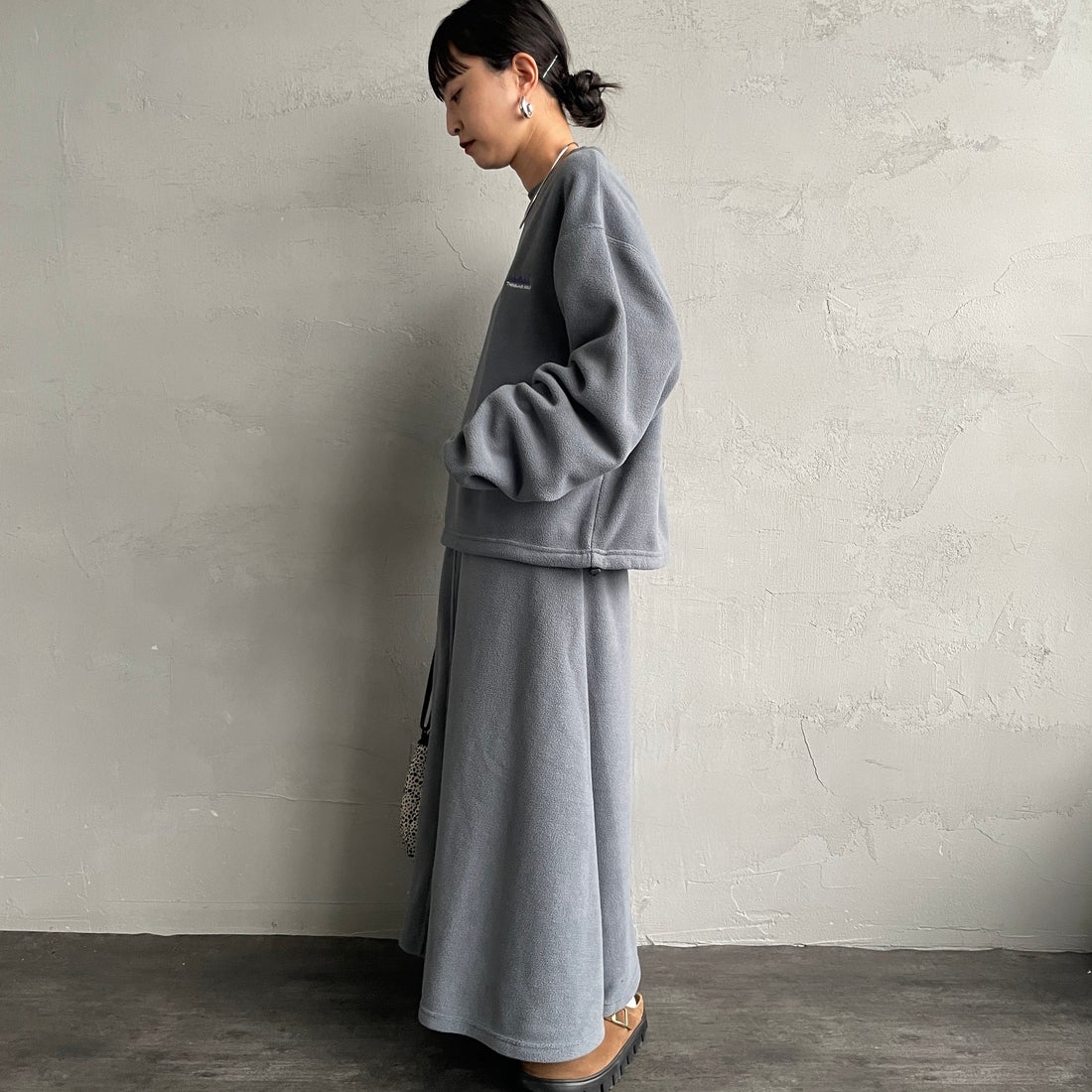 THOUSAND MILE [サウザンド マイル] クルーネックロングスリーブTシャツ&スカートセット [TM252FL00432] 15 CHARCOA &&モデル身長：150cm 着用サイズ：F&&