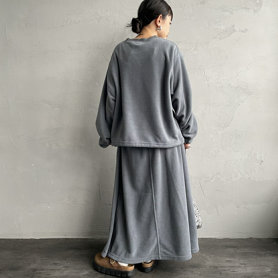 THOUSAND MILE [サウザンド マイル] クルーネックロングスリーブTシャツ&スカートセット [TM252FL00432] 15 CHARCOA &&モデル身長：150cm 着用サイズ：F&&