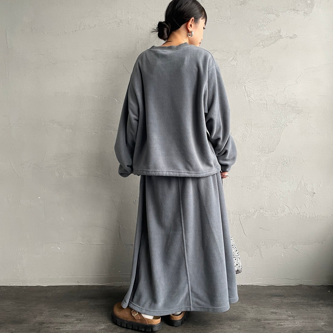 THOUSAND MILE [サウザンド マイル] クルーネックロングスリーブTシャツ&スカートセット [TM252FL00432] 15 CHARCOA &&モデル身長：150cm 着用サイズ：F&&