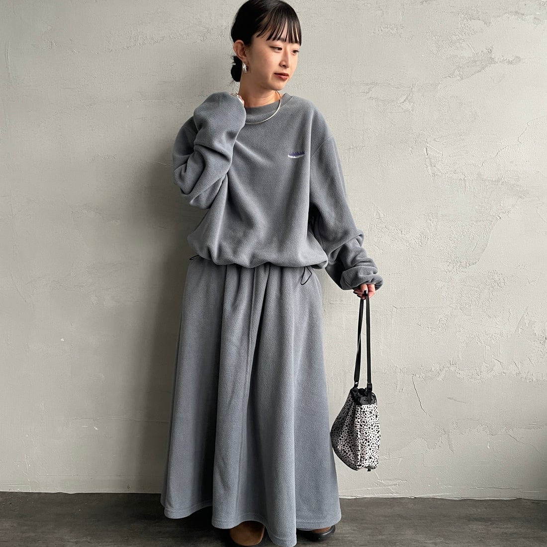THOUSAND MILE [サウザンド マイル] クルーネックロングスリーブTシャツ&スカートセット [TM252FL00432] 15 CHARCOA &&モデル身長：150cm 着用サイズ：F&&
