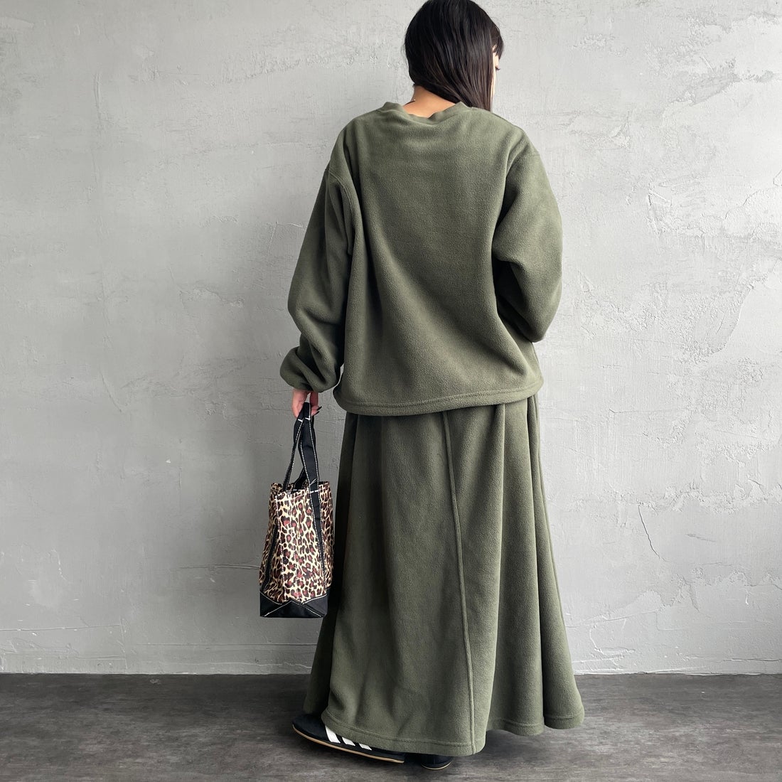 THOUSAND MILE [サウザンド マイル] クルーネックロングスリーブTシャツ&スカートセット [TM252FL00432] 67 OLIVE &&モデル身長：150cm 着用サイズ：F&&