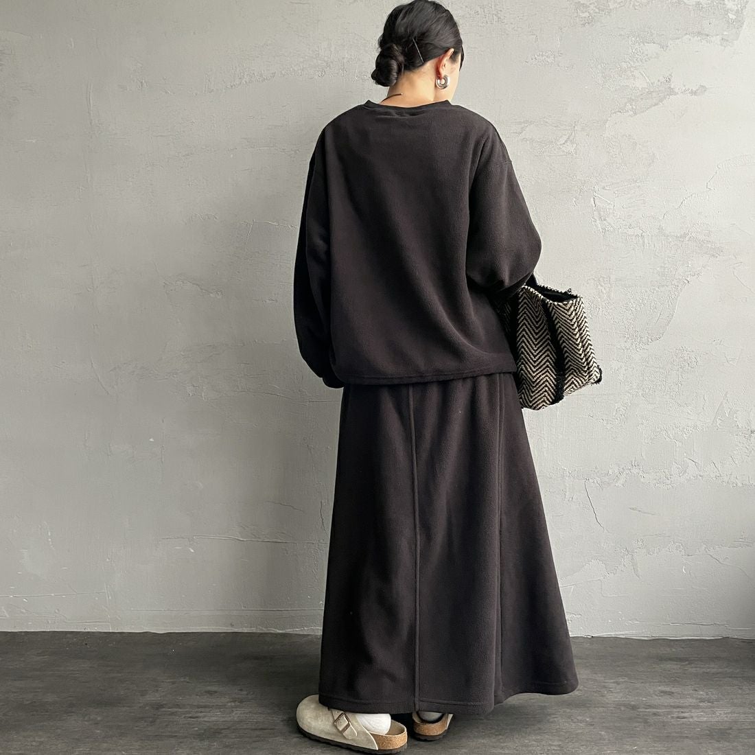 THOUSAND MILE [サウザンド マイル] クルーネックロングスリーブTシャツ&スカートセット [TM252FL00432] 09 BLACK &&モデル身長：150cm 着用サイズ：F&&