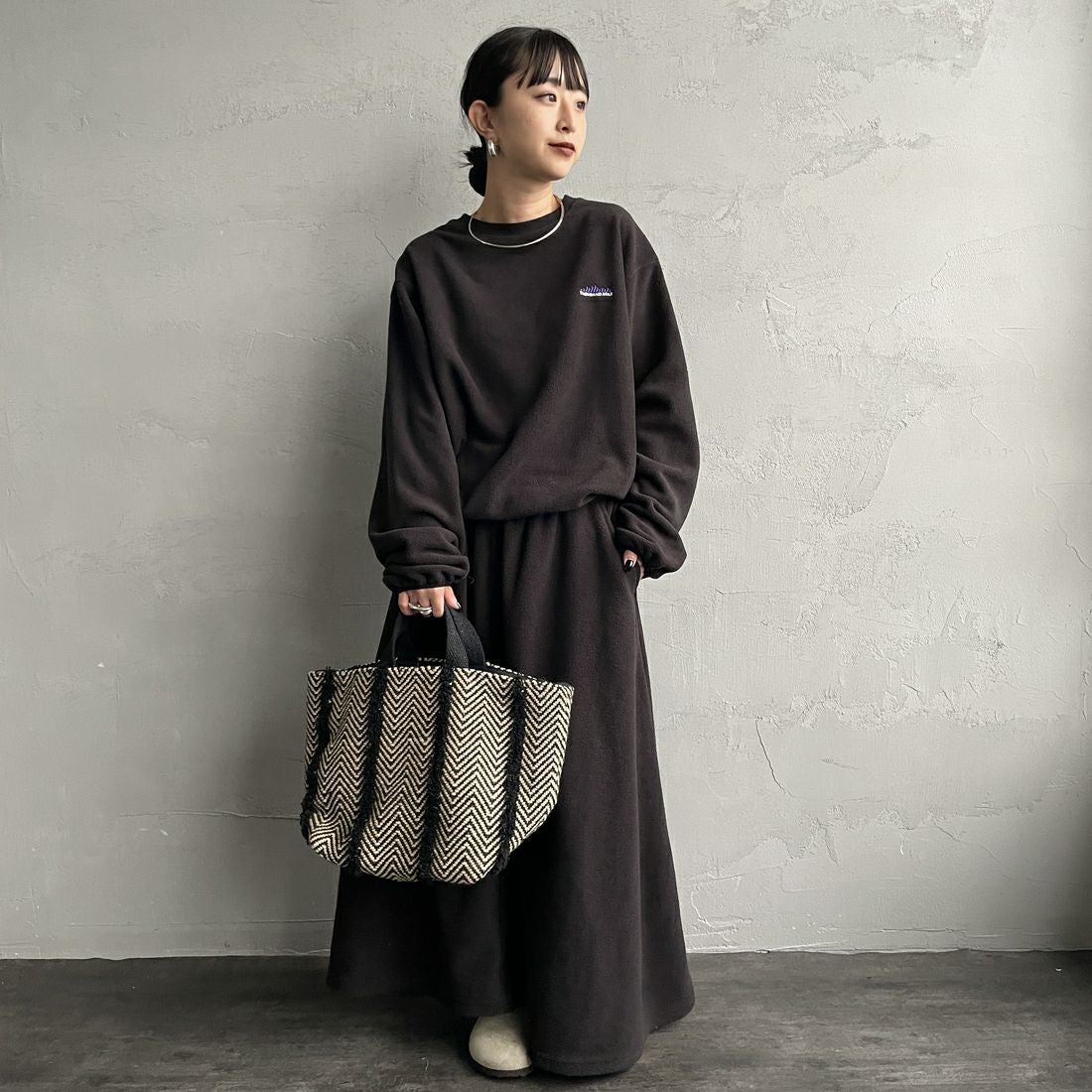 THOUSAND MILE [サウザンド マイル] クルーネックロングスリーブTシャツ&スカートセット [TM252FL00432] 09 BLACK &&モデル身長：150cm 着用サイズ：F&&