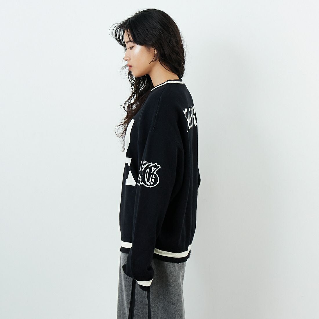 X-girl [エックスガール] ナンバリングジャガードニット [105254015005] BLACK &&モデル身長：162cm 着用サイズ：ONE SIZE&&