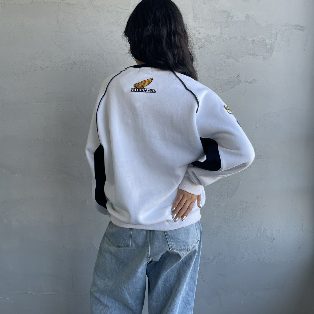 HONDA × JEANSFACTORY [ホンダ × ジーンズファクトリー] レーシングスウェット [JFC-254-088] WHITE &&モデル身長：162cm 着用サイズ：S&&