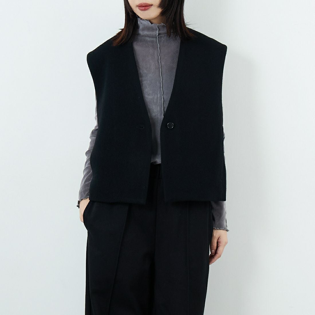 STELLA CIFFON [ステラシフォン] ビーバーショートベスト [ST4-25101A] 80 BLACK &&モデル身長：162cm 着用サイズ：36&&