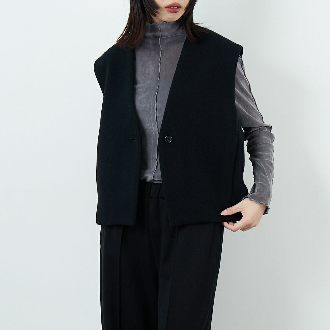 STELLA CIFFON [ステラシフォン] ビーバーショートベスト [ST4-25101A] 80 BLACK &&モデル身長：162cm 着用サイズ：36&&