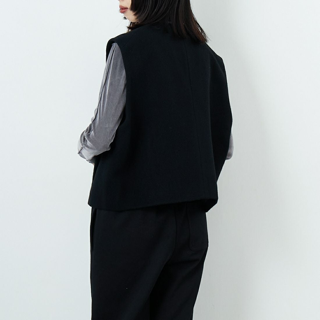 STELLA CIFFON [ステラシフォン] ビーバーショートベスト [ST4-25101A] 80 BLACK &&モデル身長：162cm 着用サイズ：36&&