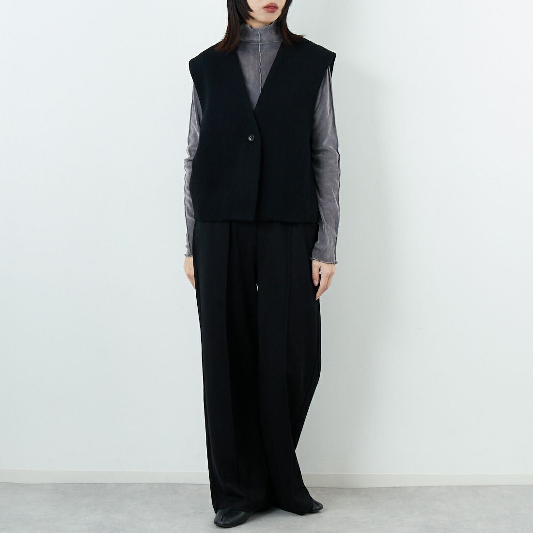 STELLA CIFFON [ステラシフォン] ビーバーショートベスト [ST4-25101A] 80 BLACK &&モデル身長：162cm 着用サイズ：36&&