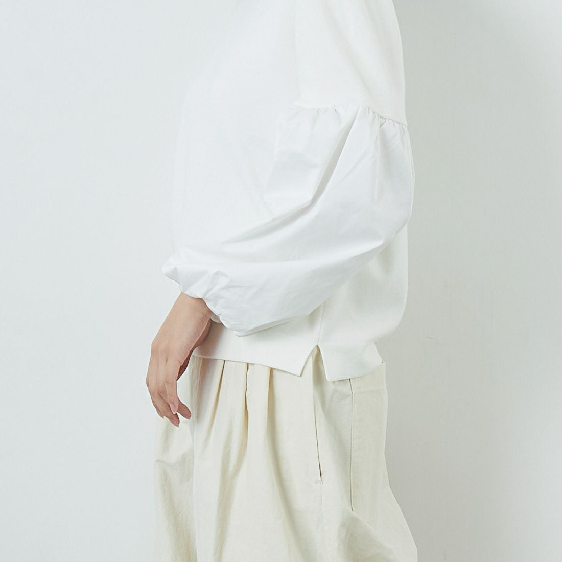 TORRAZZO DONNA [トラッゾドンナ] ボリュームスリーブニットトップス [6263-513] 05 WHITE &&モデル身長：162cm 着用サイズ：F&&