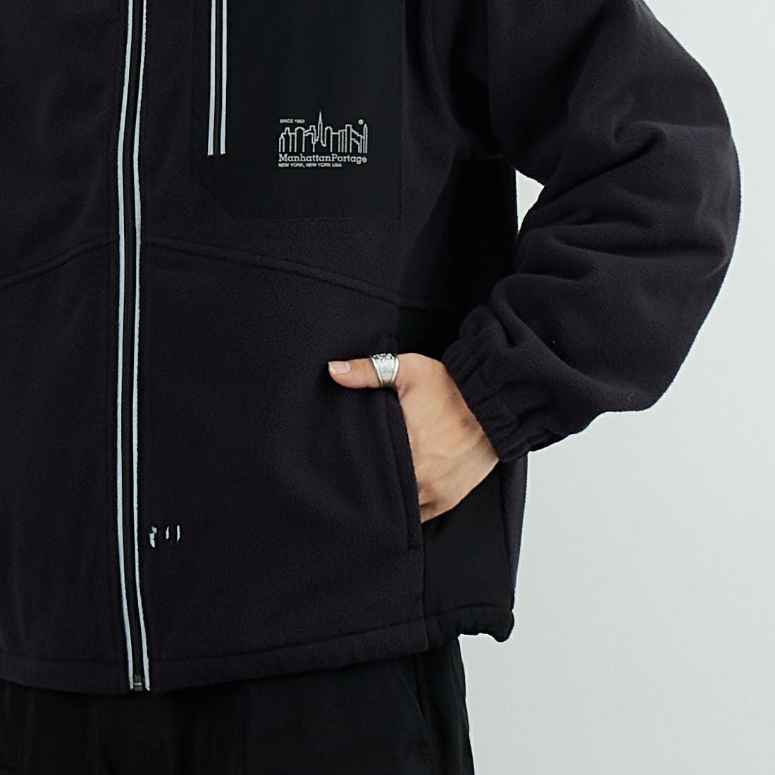 MANHATTAN PORTAGE [マンハッタンポーテージ] スタンドブルゾン [25FW-MP-M622] 09 BLACK &&モデル身長：179cm 着用サイズ：M&&