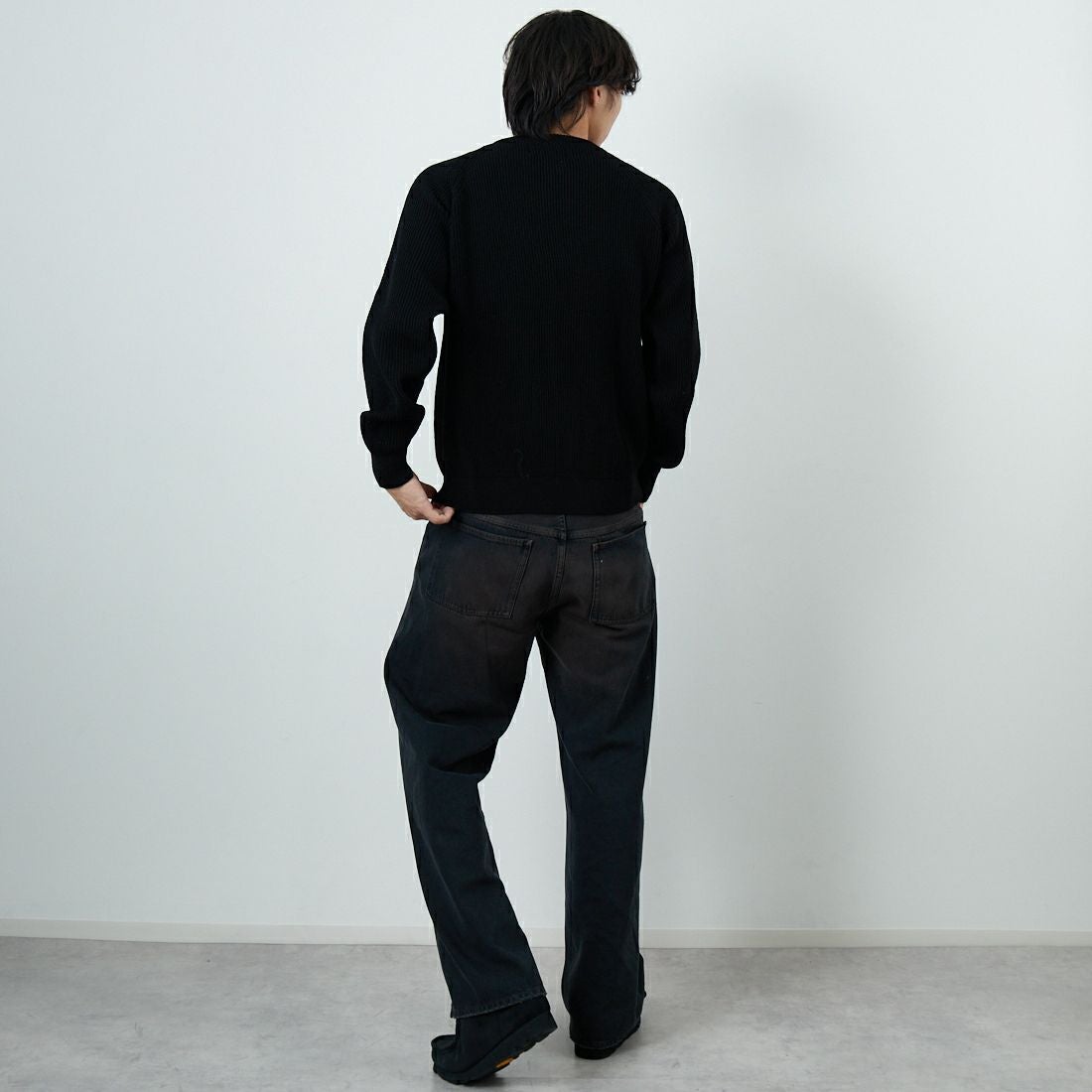 Vincent et Mireille [ヴァンソン エ ミレイユ] ウールリブクラシッククルーネックニット [VM252WA13070] 09 BLACK &&モデル身長：179cm 着用サイズ：M&&